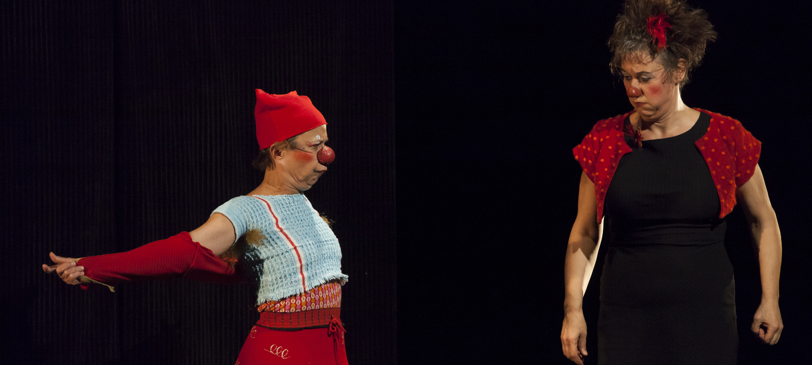 "THE ONE & the one" duo des clowns Colette Gomette, alias Hélène Gustin et Anna de Lirium, alias Tanja Simma. Crédit photo : © René Figueroa ART