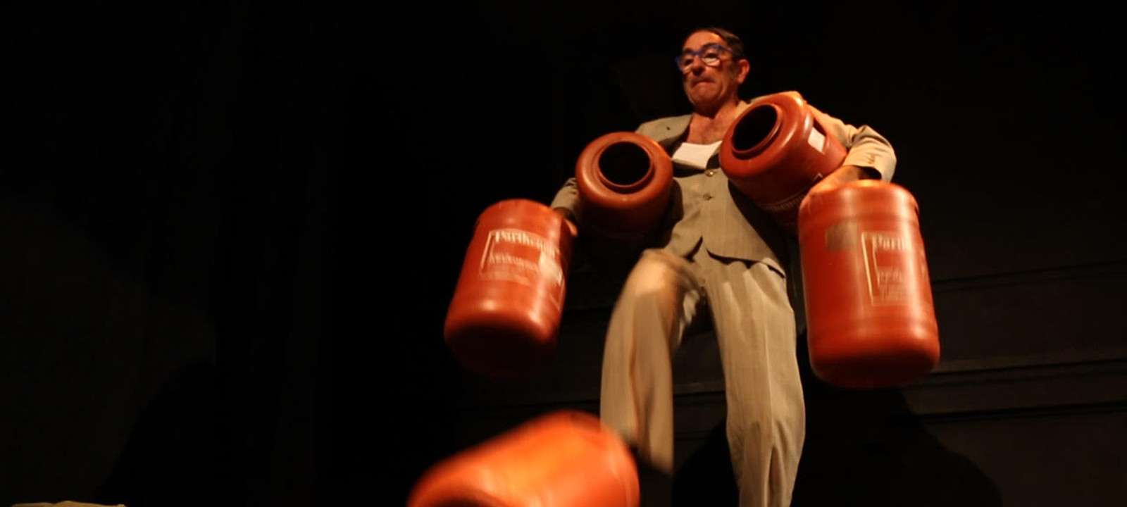 Passe moi le bidon de et par Barth Russo, Théâtre burlesque et musique vivante. Percussions corporelles, Human Beatbox et musique d’objet. Crédit photo : DR