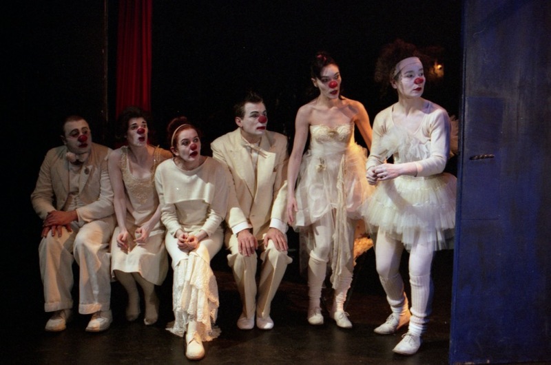 "Toute l'eau du déluge n'y suffira pas", mis en scène par Anne Cornu et Vincent Rouche, avec (de g à d) Lionel Bécimol, Laura Benson, Nathalie Bensard, Hervé Langlois, Catherine Lefevre, Marianne Russilly - Crédit photo © Vincent Rouche