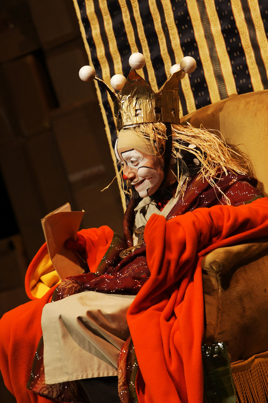 © Christophe Raynaud de Lage / Arletti dans "Les Clowns", texte et mise en scène de François Cervantes, avec Dominique Chevallier, Bonaventure Gacon et Catherine Germain © Christophe Raynaud de Lage / Arletti dans "Les Clowns", texte et mise en scène de François Cervantes, avec Dominique Chevallier, Bonaventure Gacon et Catherine Germain