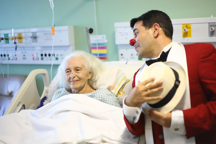 Mme Jovaldina Maria Santiago, 89 ans et Olivier-Hugues Terreault alias Marc Antoine. Crédit photo : Daniel Castellano / SMCS