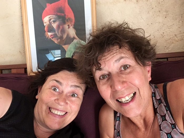 Hélène Gustin et Silvia Rossini... avec le portrait de Colette Gomette.